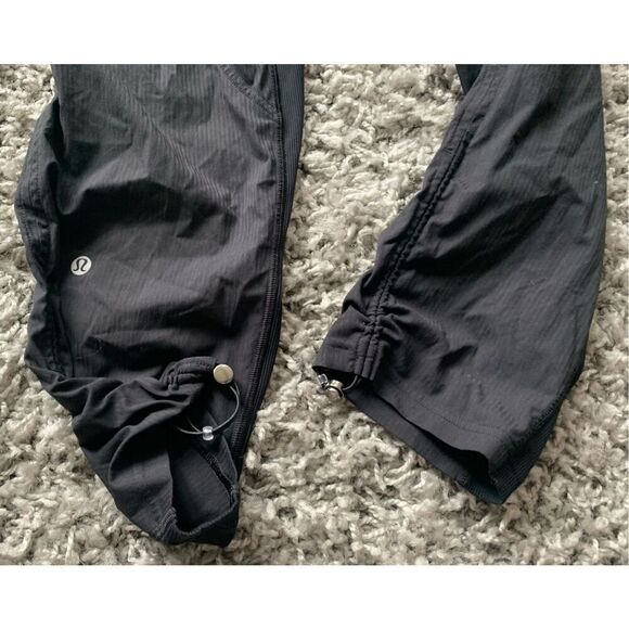 49 LULULEMON DANCE STUDIO BLACK UNLINED CROP CAPRI JOGGERS PANTS sz 4 - Picture 8 of 8